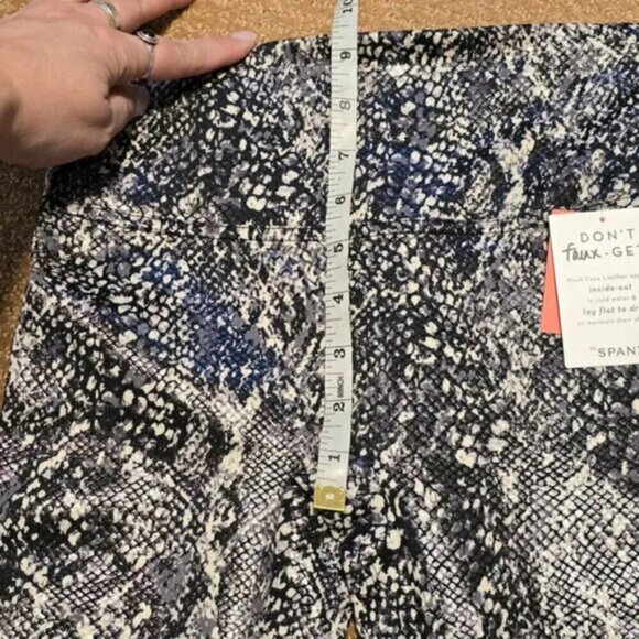 SPANX Faux‎ Leather Snake Shine Leggings - Size Small - Picture 5 of 8
